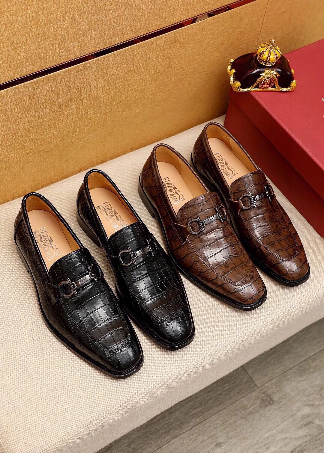 Men's shoes 💰460 💐 Product trademark: Ferragamo "Ferragamo" casual leather shoes Regular size: 38-44 (custom-made at 45.46.47🉑️) Product materials: Selected imported first-layer calfskin embossed upper + original hardware buckle, imported water-dyed cow leather lining. Strong three-dimensional visual effect, combined outsole Color: 2⃣️colors available